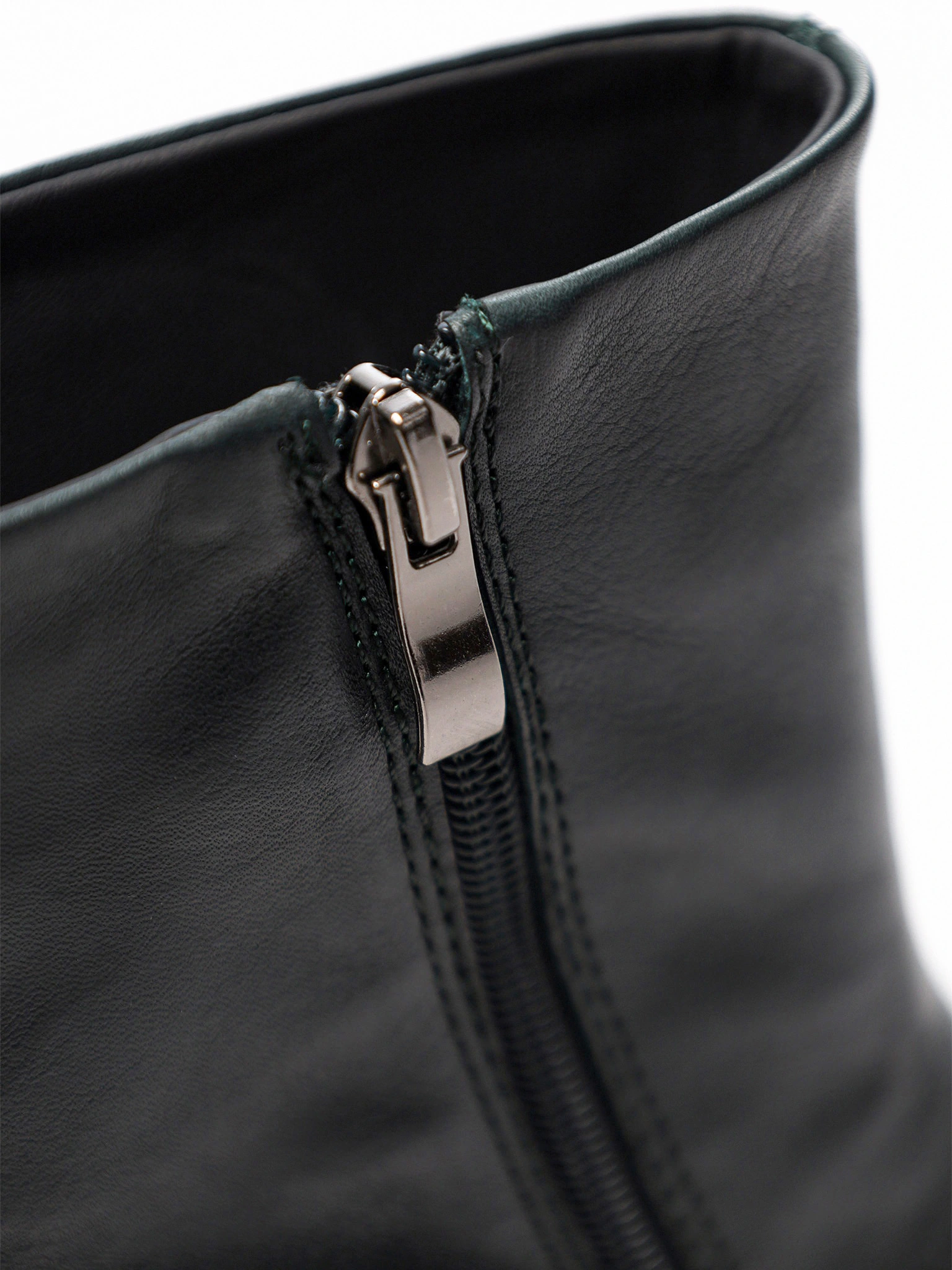 Ботинки темно-зеленого цвета на рельефной подошве